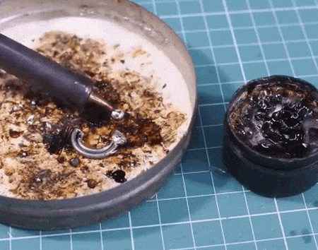 Паяльник без канифоли. Припой для лужения. Почему при пайке олова. Паять провода паяльником. Пайка смд компонентов паяльником.