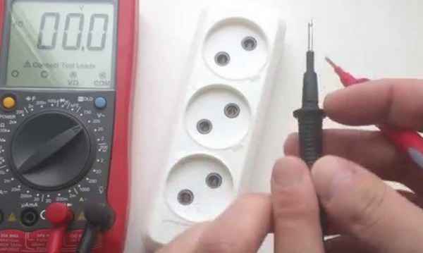 Как проверить напряжение в розетках мультиметром