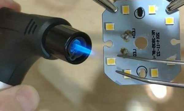 Как аккуратно выпаять SMD светодиод, чтобы не повредить и не расплавить